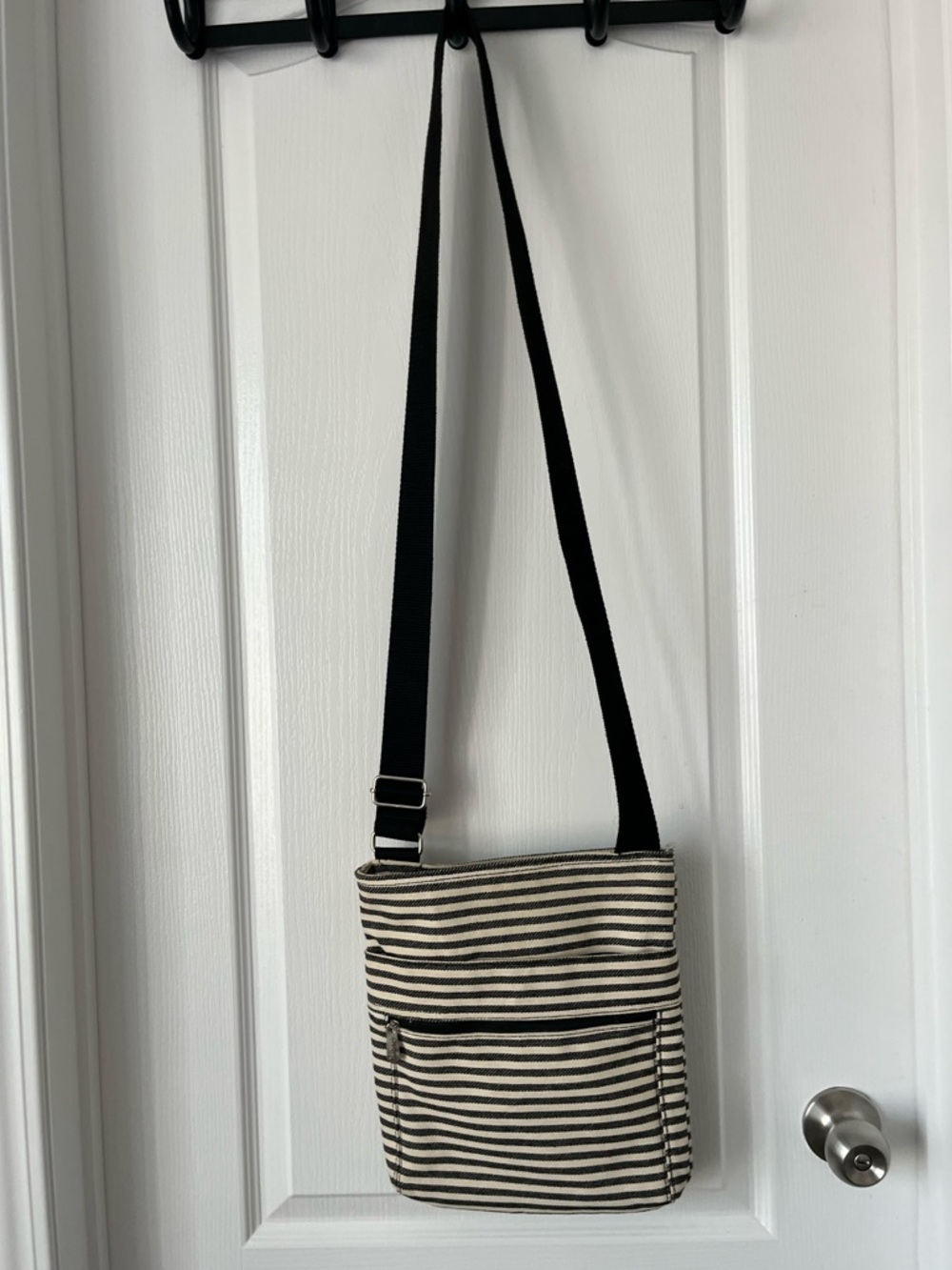THIRTY-ONE Striped Crossbody Bag Black White Adjustable Strap EUC - Picture 9 of 10